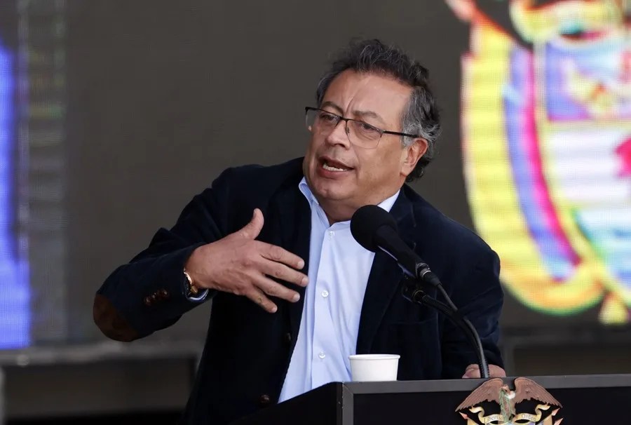 Petro ordena bombardear a las disidencias de las FARC lideradas por 'Iván Mordisco' en Colombia