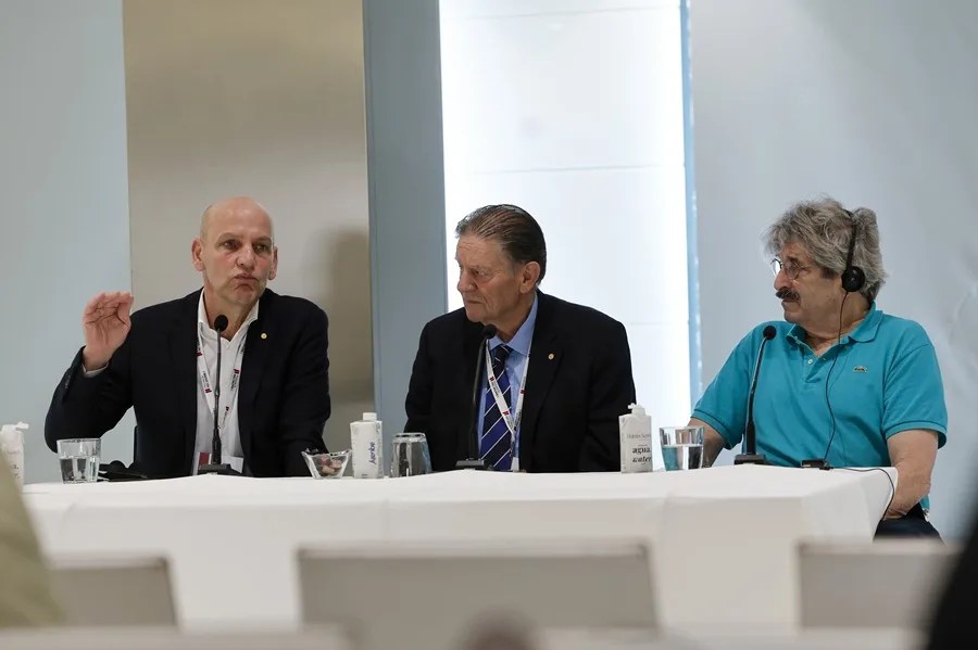 Los ganadores del premio Nobel de Química en 2022 Benjamín List (i) y de Medicina en 2024 Gary Ruvkun (d) este lunes