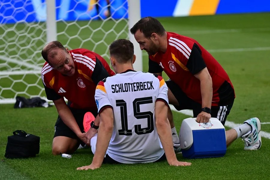 Nico Schlotterbeck, de Alemania, recibe atención médica durante el partido de la fase de grupos de la Copa Mundial de la FIFA 2026 entre Alemania y Costa de Marfil