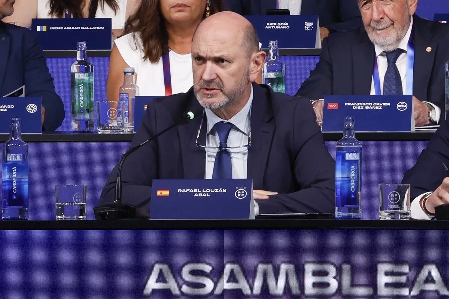 El presidente de la Real Federación Española de Fútbol, Rafael Louzán, participa en la Asamblea General