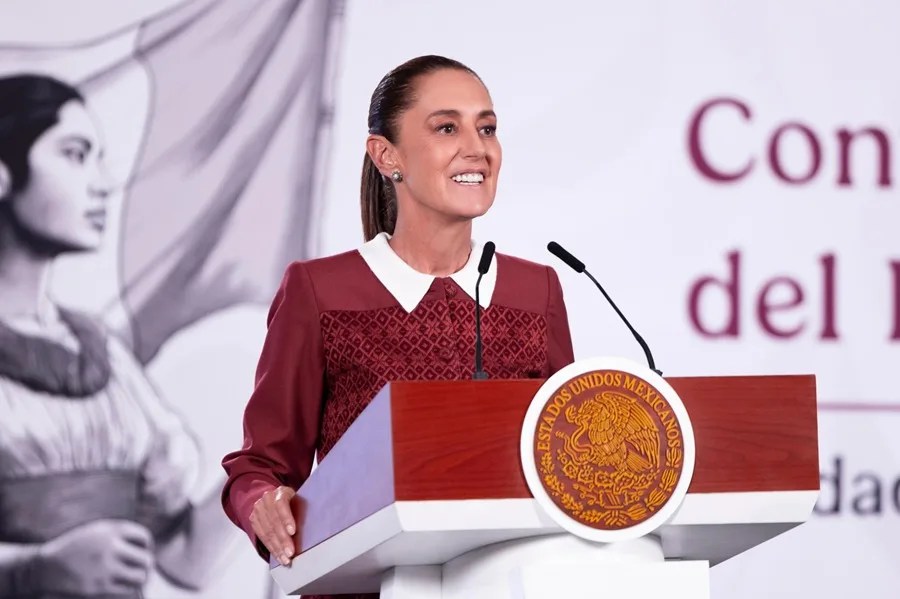 Fotografía cedida por la Presidencia de México que muestra a su mandataria Claudia Sheinbaum hablando durante una rueda de prensa este martes, en el Palacio Nacional en Ciudad de México (México). EFE/ Presidencia de México