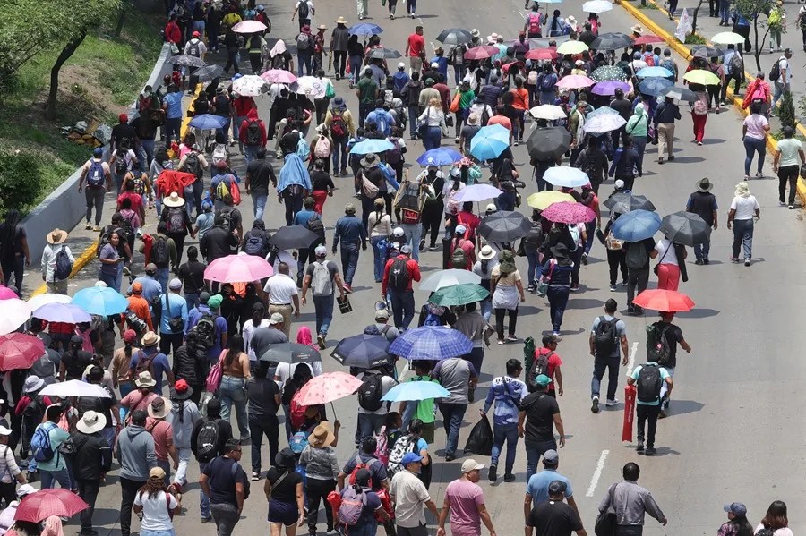 Maestros mexicanos de la Coordinadora Nacional de Trabajadores de la Educación (CNTE) bloquean una avenida durante una manifestación en Ciudad de México (México). EFE/ Madla Hartz