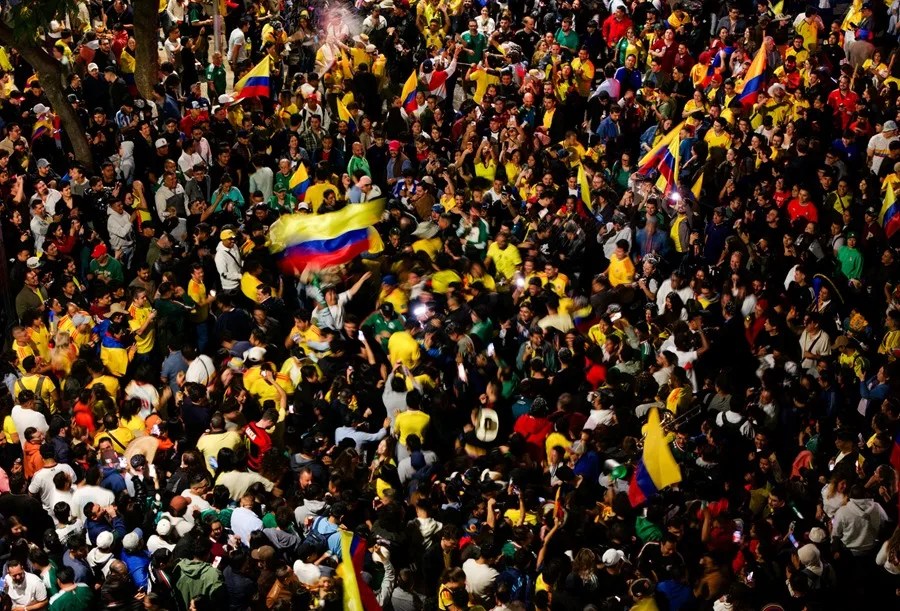 Fotografía aérea que muestra aficionados de Colombia celebrando en el Ángel de la Independencia en Ciudad de México (México). EFE/ Tomás Pérez