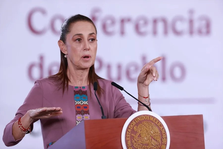 La presidenta de México, Claudia Sheinbaum, habla en una rueda de prensa este miércoles, en el Palacio Nacional de Ciudad de México (México). EFE/Mario Guzmán