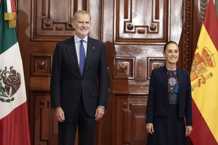 La presidenta de México, Claudia Sheinbaum (d), posa con el rey Felipe VI de España este jueves, en un acto para la normalización las relaciones entre ambos países, en el Palacio Nacional en la Ciudad de México (México). EFE/ José Méndez