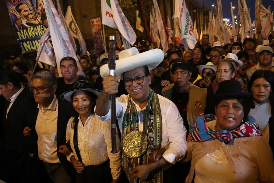 El candidato Sánchez lidera una manifestación y el jurado electoral rechaza los pedidos para anular votos en Perú