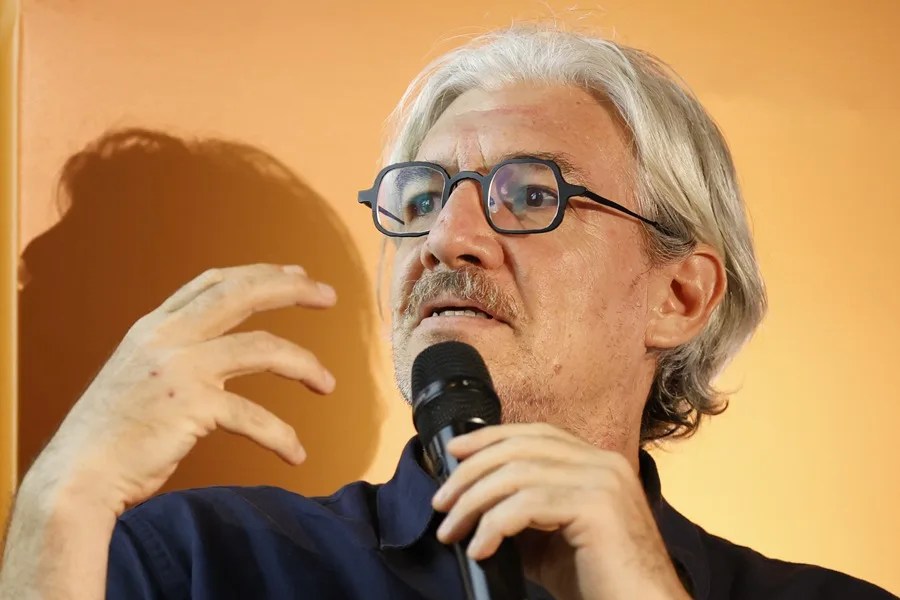 El escritor Emiliano Monge: los desaparecidos por la violencia, "la gran herida del México actual"