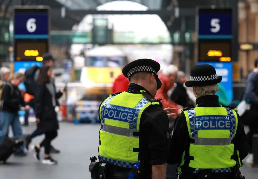 Protestas por el asesinato de un joven británico en el sur Inglaterra