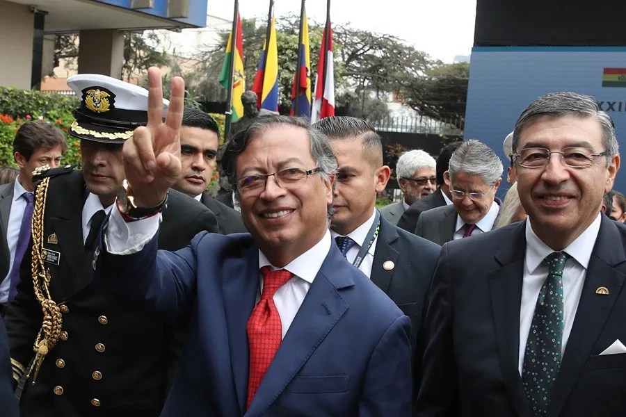 Petro se anticipa y celebra un supuesto triunfo de la izquierda en las presidenciales de Perú
