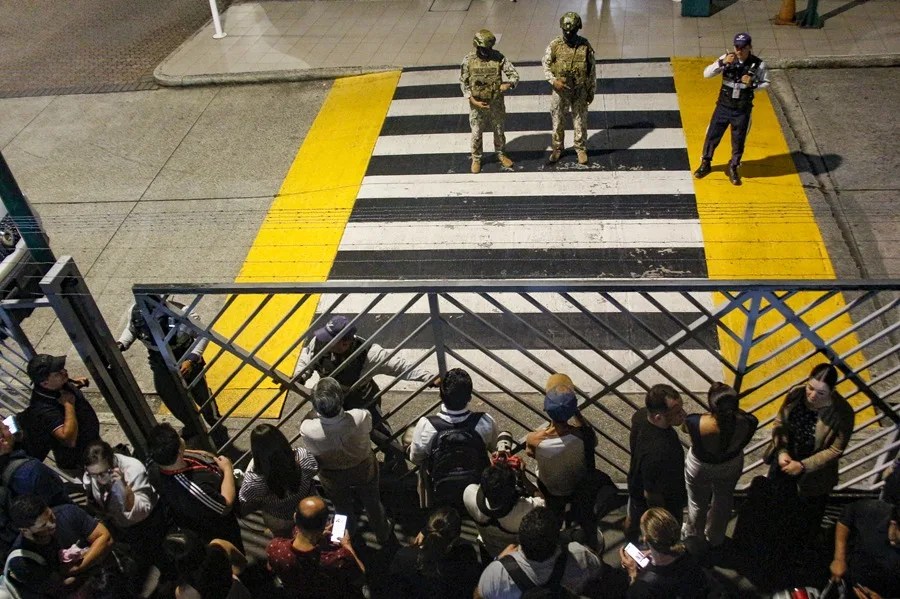 Al menos un muerto y dos heridos al ser atacados a disparos en un aeropuerto de Ecuador
