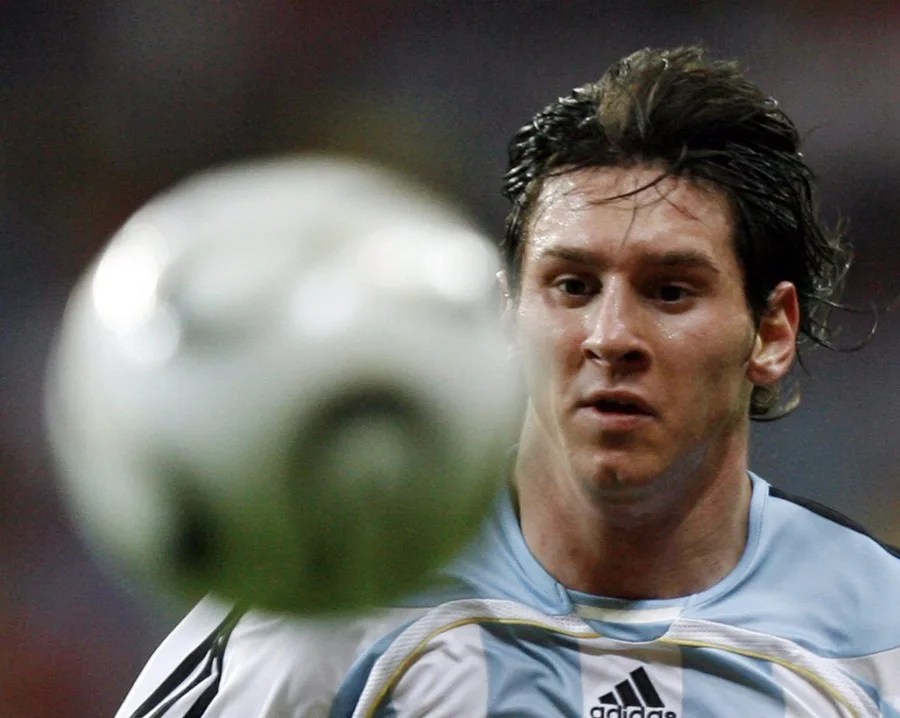 Veinte años después de su primer gol en un Mundial, Messi vuelve a ilusionar a Argentina