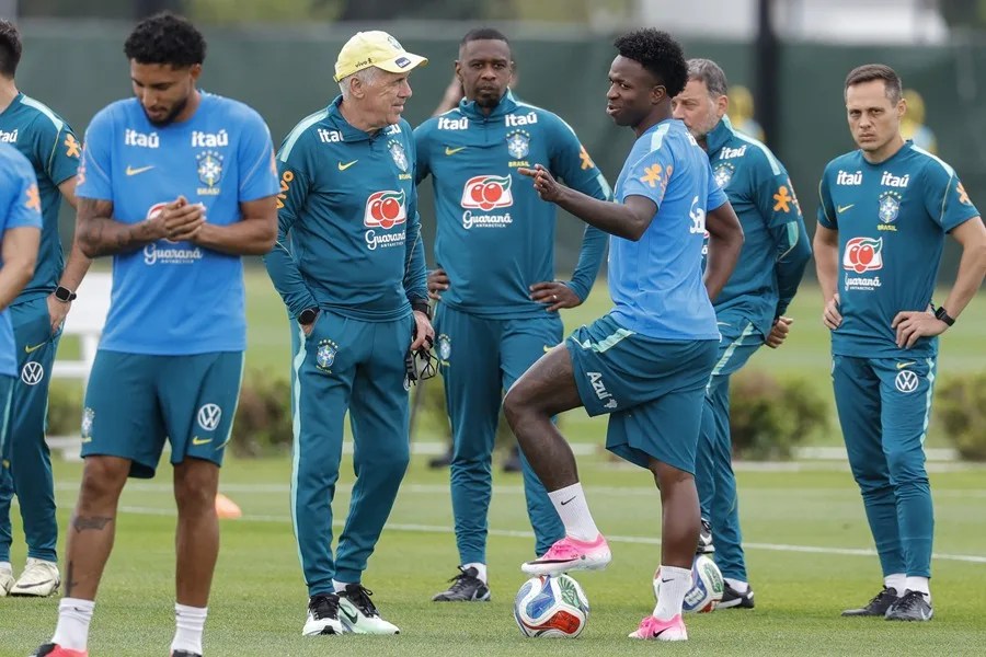 Ancelotti 'mima' a Vinícius en el entrenamiento de Brasil