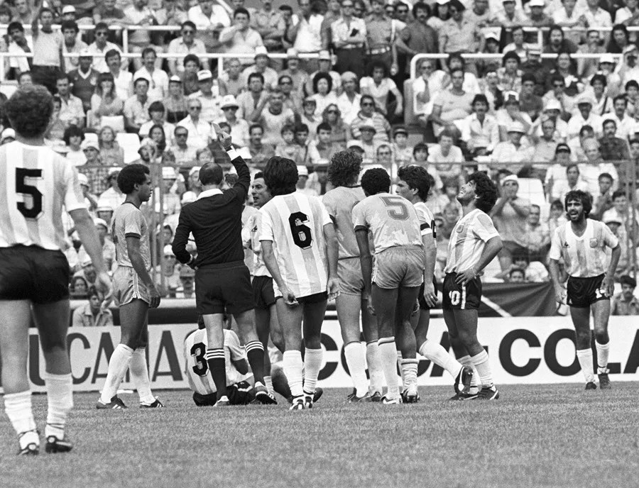 El primer expulsado fue peruano pero la primera roja la vio un chileno