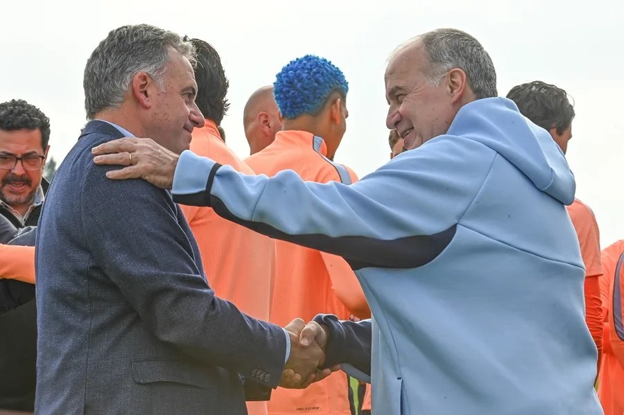 La selección de Uruguay recibe el pabellón nacional de manos de Yamandú Orsi