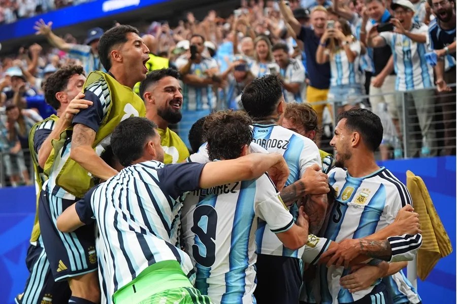 Messi agranda su leyenda y Argentina reserva plaza en dieciseisavos