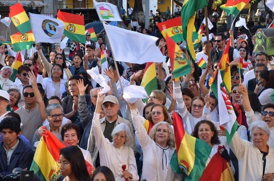 Ciudadanos exigen el desbloqueo de carreteras en una movilización en el centro de Bolivia