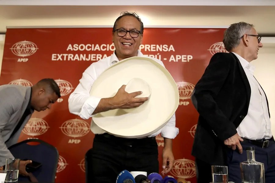 El candidato peruano Sánchez se reafirma en indultar al encarcelado expresidente Pedro Castillo