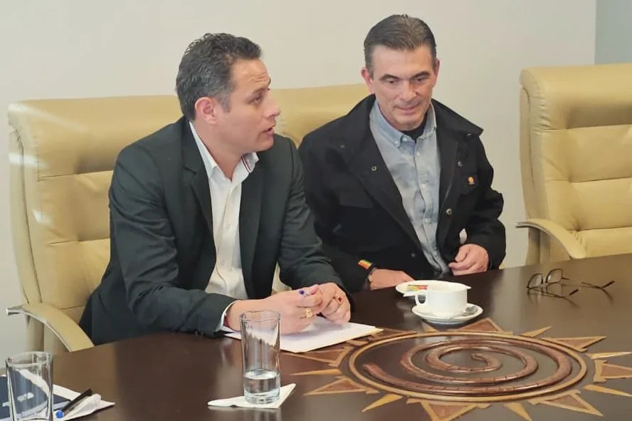 Tras meses alejados, Rodrigo Paz y el vicepresidente de Bolivia se reúnen para hablar sobre el conflicto