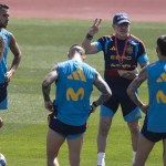 Luis de la Fuente da instrucciones durante el entrenamiento en la Ciudad del Fútbol en Las Rozas,