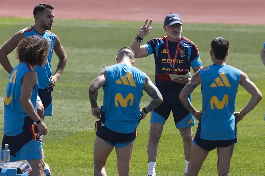 Luis de la Fuente da instrucciones durante el entrenamiento en la Ciudad del Fútbol en Las Rozas,