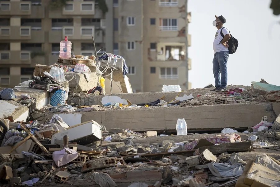 Detalle de un edificio derruido en Catia la Mar, Venezuela, mientras continúa la búsqueda entre los escombros de los edificios.