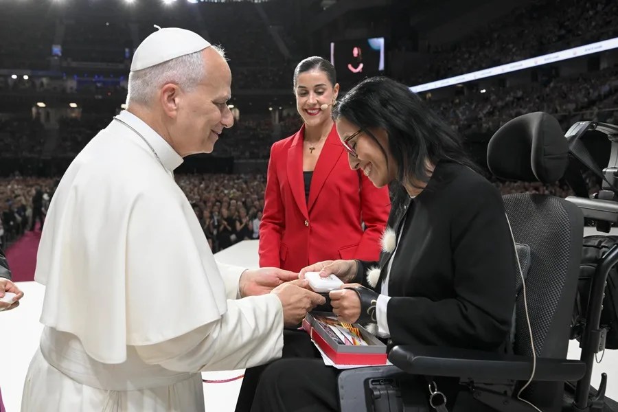 Fotografía proporcionada por la oficina de prensa de Vatican Media muestra al Papa León XIV (I) saludando a la ex jugadora bádminton Carolina Marín (C) y a la nadadora Teresa Perales (D) en el Movistar Arena en Madrid, España.