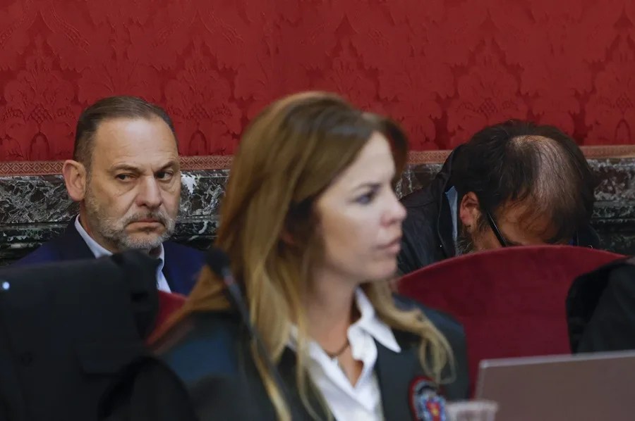 El exministro José Luis Ábalos (i) en el banquillo de los acusados