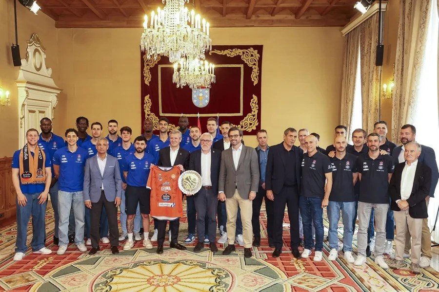 El presidente de la Xunta, Alfonso Rueda posa con los miembros del Club Básquet Coruña tras su ascenso a la Liga Endesa.