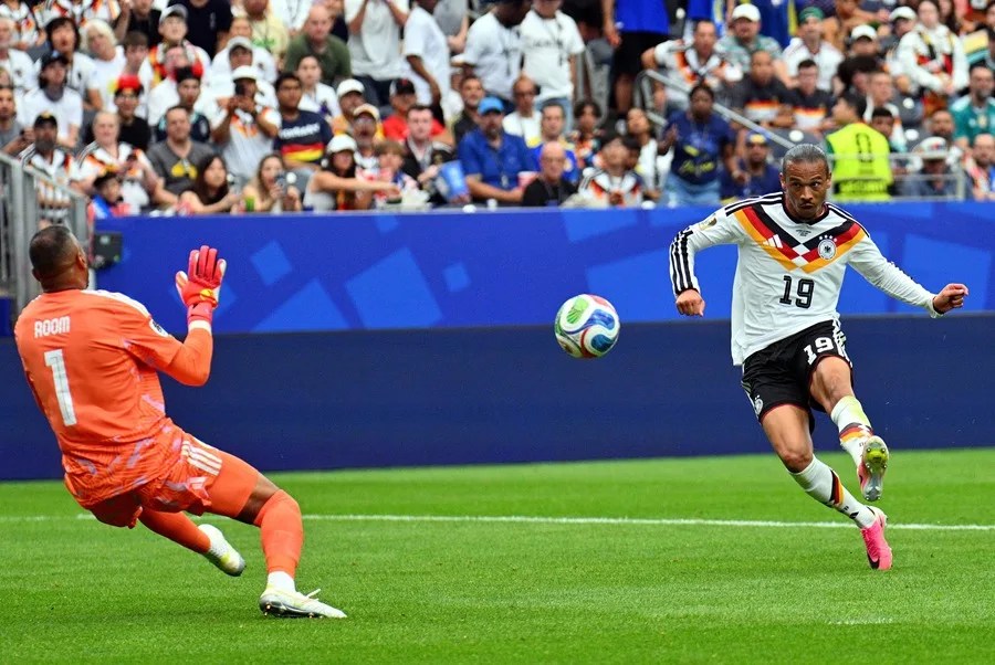 Leroy Sané, de Alemania, dispara a puerta durante el partido de la fase de grupos de la Copa Mundial de la FIFA 2026 entre Alemania y Curazao