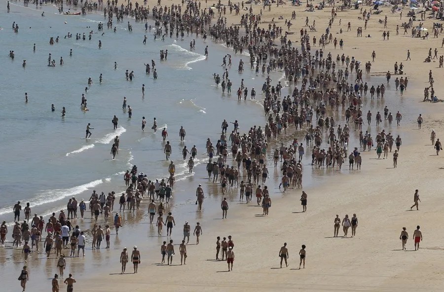Bañistas en la playa de la Concha de San Sebastián.