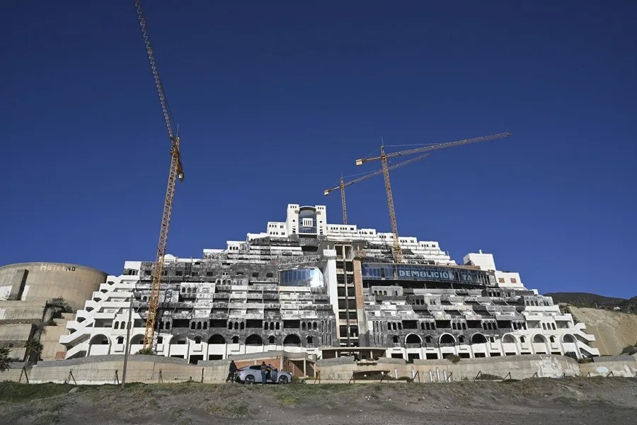 Construcción del hotel en la playa de El Algarrobico, en el parque natural de Cabo de Gata-Níjar (Almería).