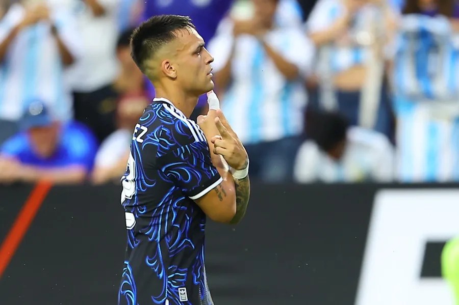 Lautaro Martínez de Argentina celebra un gol este sábado, en un partido amistoso previo al Mundial de la FIFA 2026 entre Argentina y Hondura