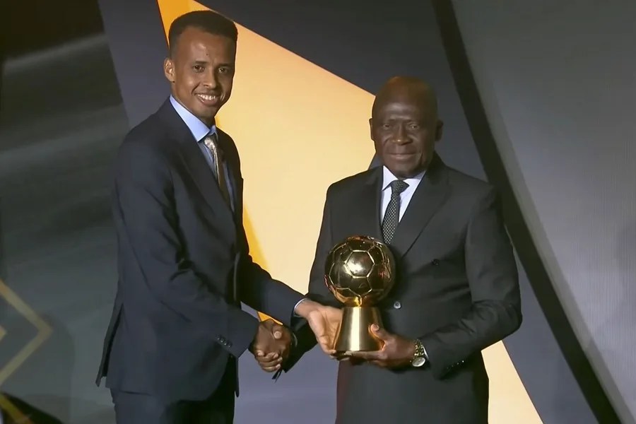 Omar Abdulkadir Artan (i) cuando recogió el premio al árbitro masculino del año 2025 por la Confederación Africana de Fútbol (CAF