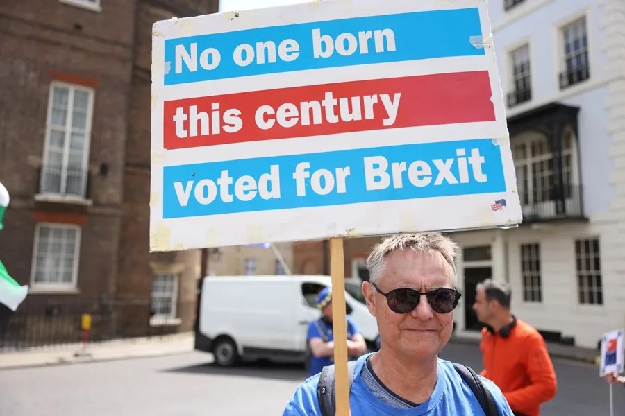 Un manifestante antibrexit sostiene una pancarta mientras protesta frente a Lancaster House