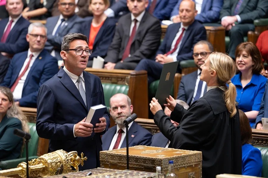 Una fotografía facilitada por el Parlamento del Reino Unido muestra a Andy Burnham jurando su cargo como miembro del Parlamento