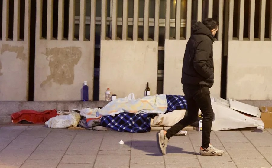 Una persona sin techo duerme este miércoles en la calle