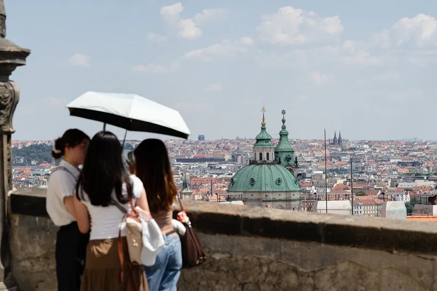 Unos turistas se toman un selfi en un día soleado en Praga