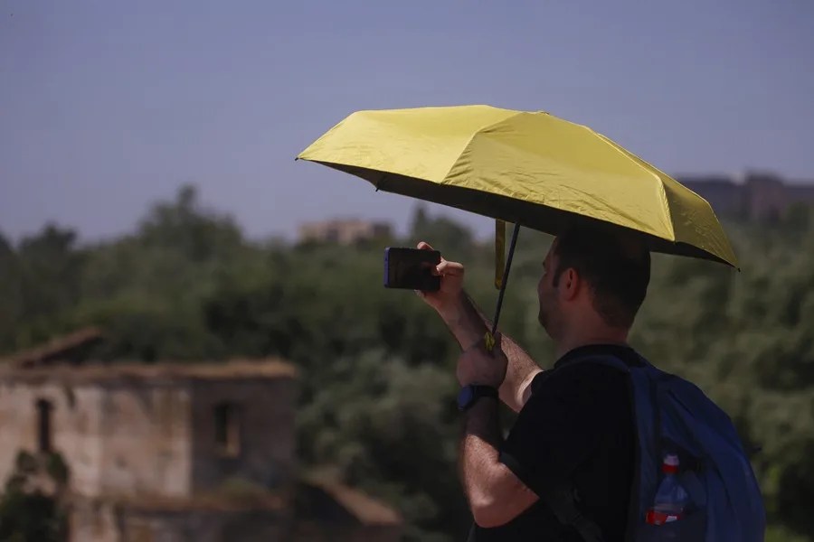 Un turistas pasea este domingo en Córdoba