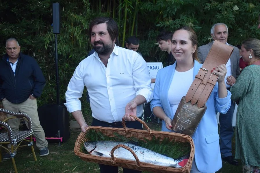 santanderino El Puerto se ha llevado este domingo, por segundo año consecutivo, el primer salmón de la temporada capturado en Cantabria