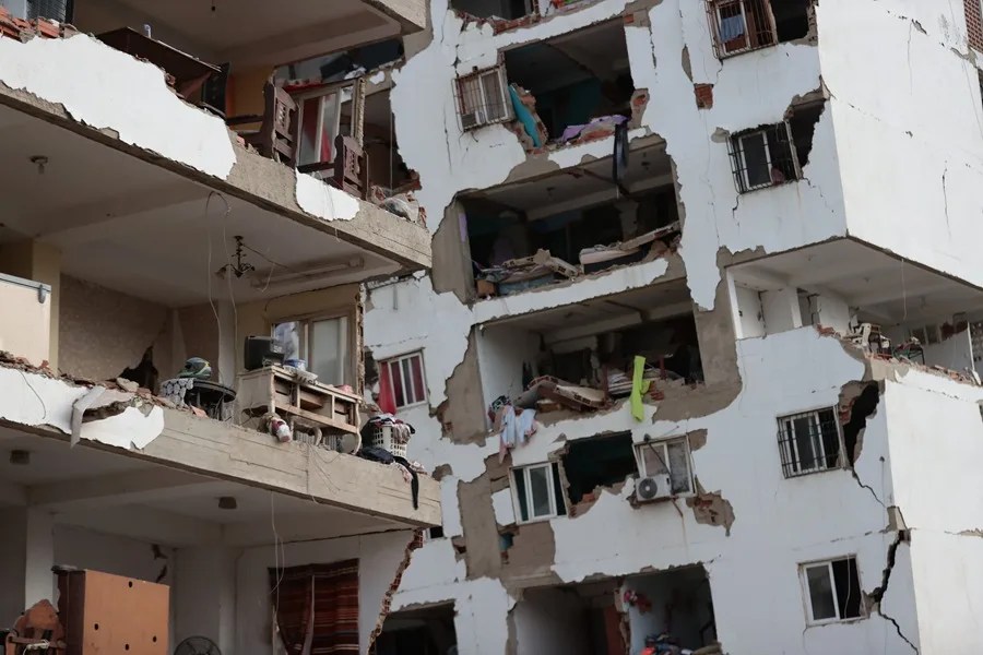 Vista de varios bloques de viviendas dañados por los terremotos, en la localidad de Catia La Mar