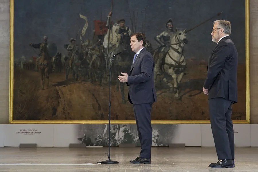 El presidente del PP de Castilla y León, Alfonso Fernández Mañueco (i) y el portavoz de Vox en las Cortes, Carlos Pollán (d), informan sobre el acuerdo de gobierno.