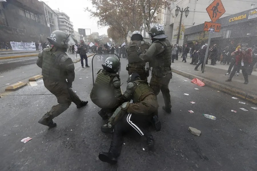 Marcha en contra de Kast deja 35 detenidos, varios heridos y críticas contra la dureza policial