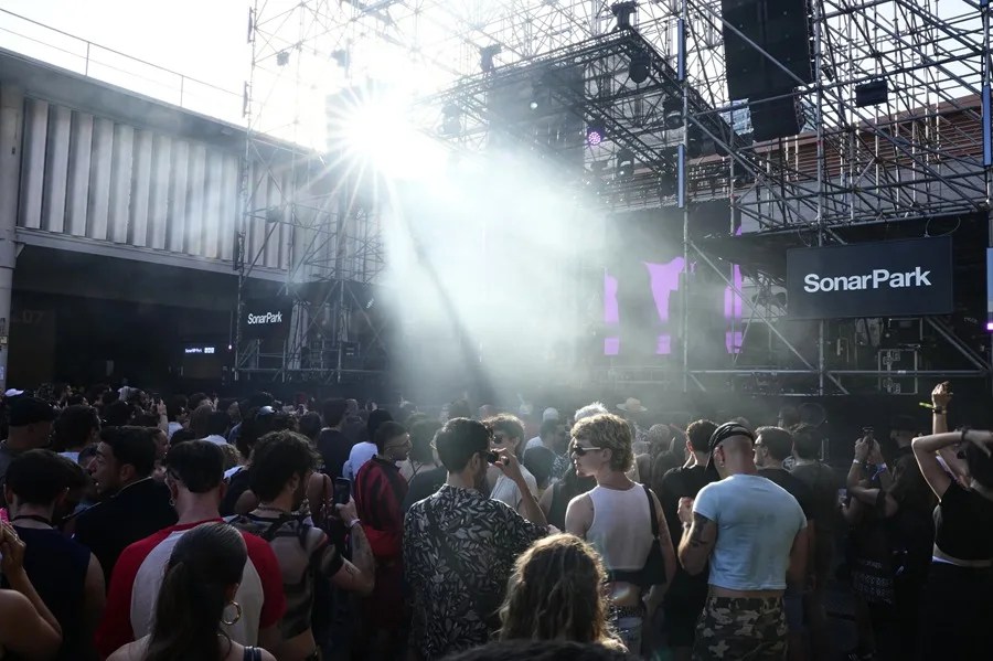 Asistentes al festival disfrutan del Sónar en Barcelona, ​​España