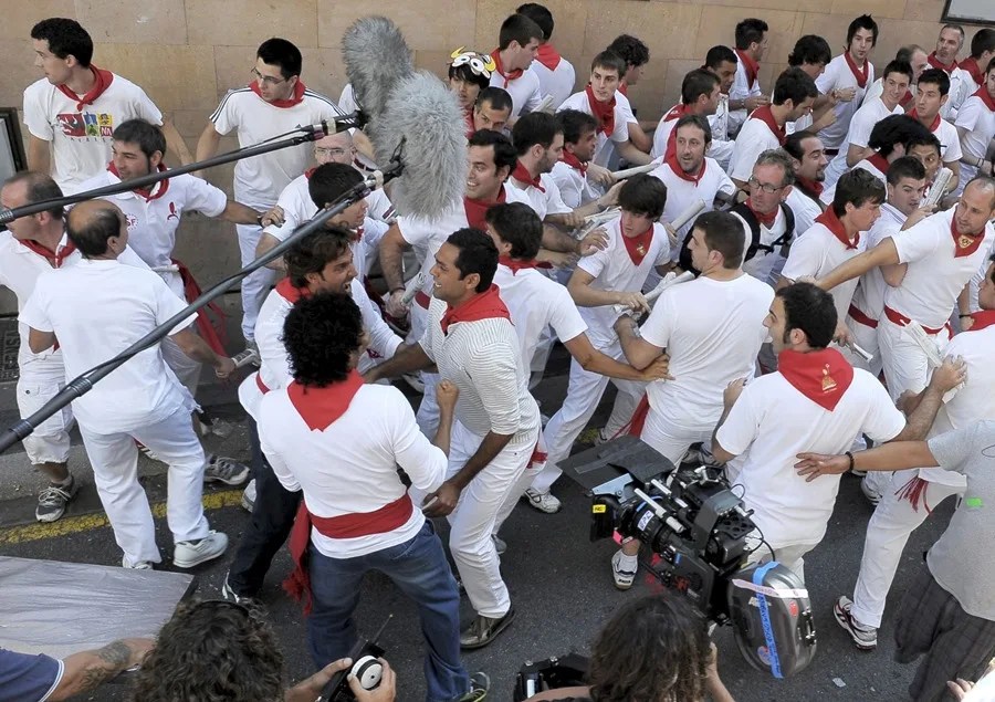 Varias personas recrean los encierros de los sanfermines durante el rodaje de película india "Zindagi milegi da dobara" ("Sólo se vive una vez"), del director Zoya Akhtar