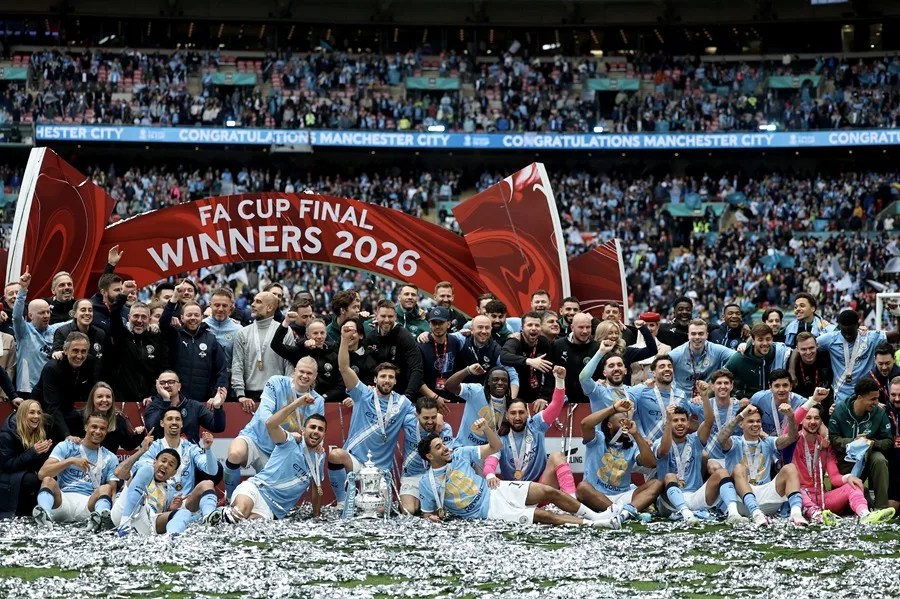 Los jugadores del Manchester City celebran con la copa tras ganar la final de la FA Cup inglesa