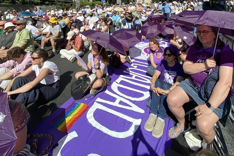 Colectivos de mujeres y de la comunidad LGTBI+ han acudido a la misa que el papa León XIV