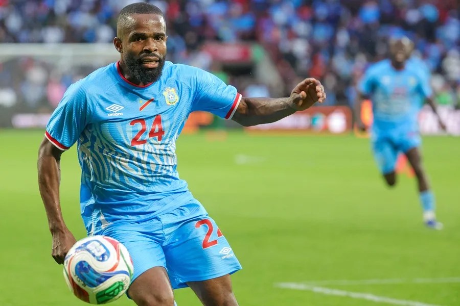 Gedeon Kalulu de la República Democrática del Congo en acción durante el partido amistoso contra Dinamarca