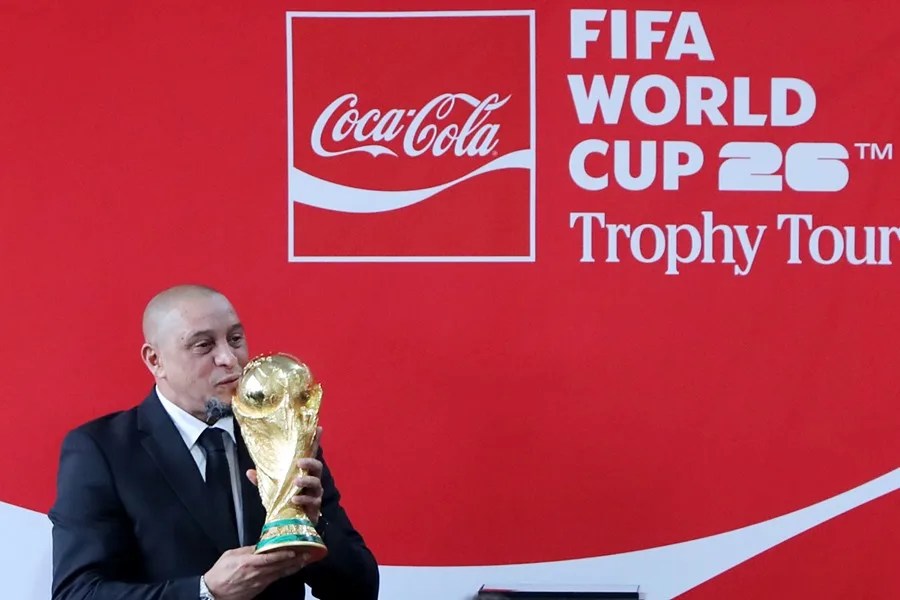El exjugador de Brasil Roberto Carlos le da un beso al trofeo original de la Copa Mundial 2026 este viernes,