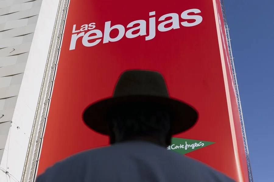 Vista de los carteles de rebajas en El Corte Inglés de Preciados (Madrid)