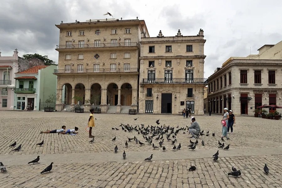 Personas comparten en una plaza este miércoles, en La Habana (Cuba).